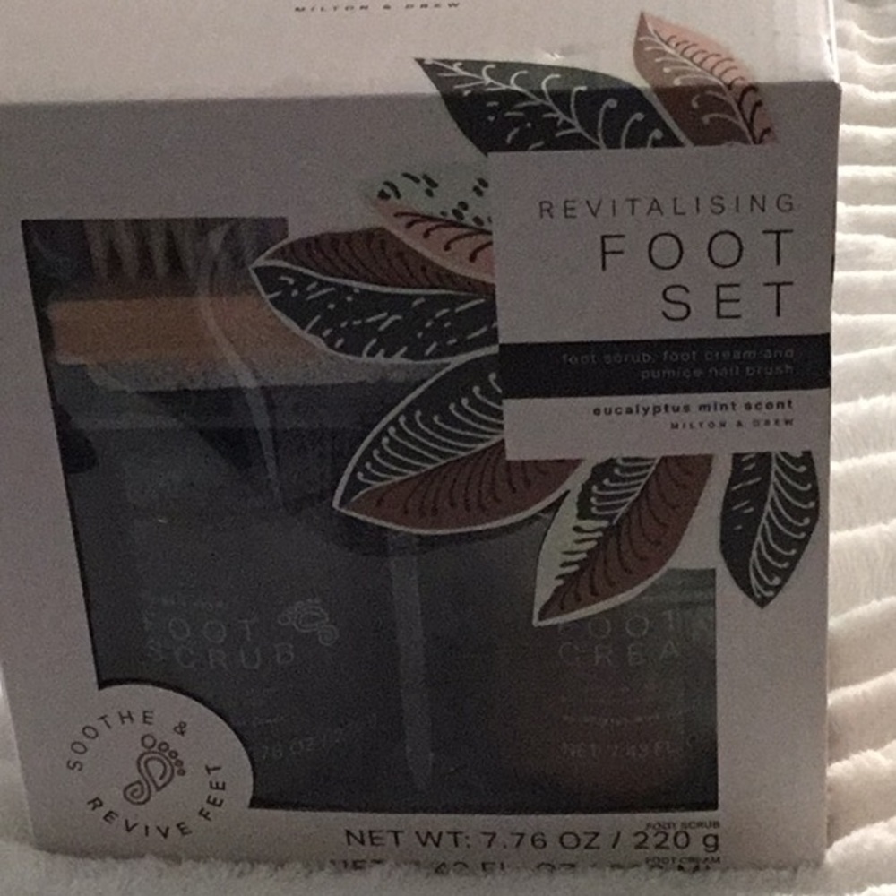 Milton & Drew Revitalizing Foot Set with Eucalyptus  Mint Scent with pumice.